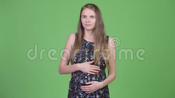 年轻快乐的美丽孕妇接受采访视频的预览图