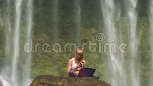 女孩从瀑布流开始在笔记本电脑上工作视频的预览图