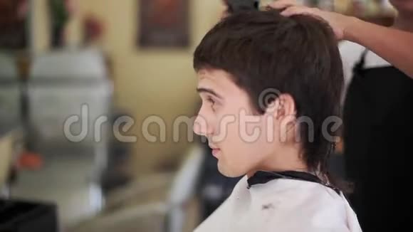 沙龙里的男式发型英俊的男人在理发店理发1920x1080视频的预览图