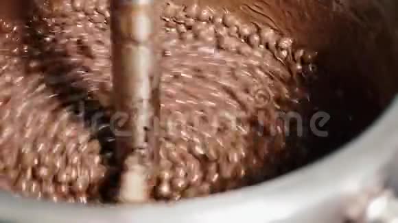 在巧克力工厂混合了一种液体巧克力特写视频的预览图