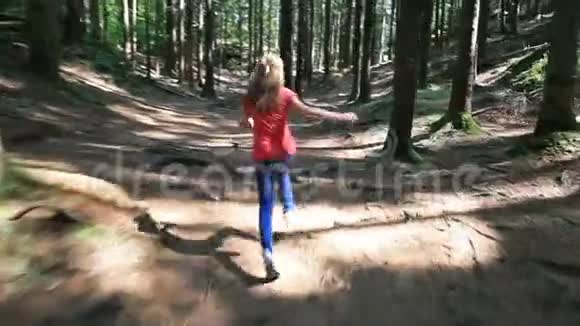 晴天时少女穿过森林视频的预览图