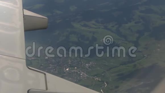 村庄从飞机窗口视频的预览图