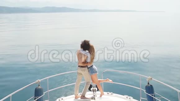 热情的情人在游艇上航行时在甲板上跳舞视频的预览图