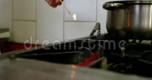 男面包师用棍子照明煤气面包店4k视频的预览图