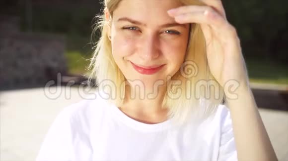 街上一个微笑的女孩穿着休闲服的肖像视频的预览图