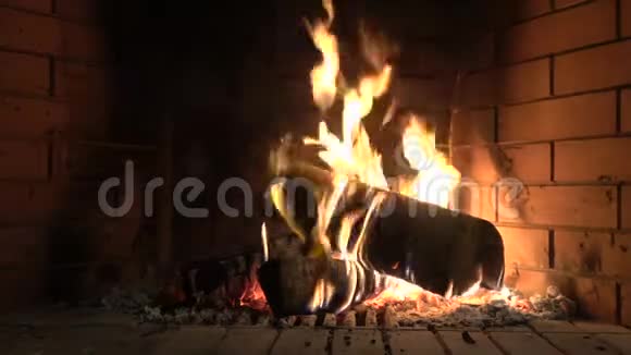 在壁炉里开火视频的预览图