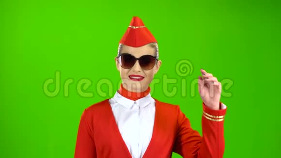 穿红色西装的女服务员摘下了她的太阳镜绿色屏幕视频的预览图