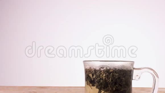 慢镜头有人搅拌一杯绿茶松松绿茶视频的预览图