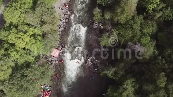 空中飞艇在河上用急流拍摄视频的预览图