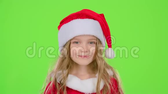 宝宝穿着漂亮的西装戴着红色新年帽微笑绿色屏幕视频的预览图
