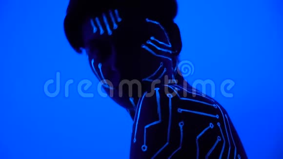 在现代科技的展示中一个女孩在紫外线下的身体艺术微芯片视频的预览图
