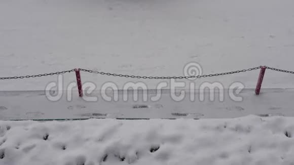 雪在路面上慢慢落下道路在冬天下雪视频的预览图