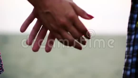 年轻女人牵着男人的手情侣牵着手走向大海1920x1080视频的预览图