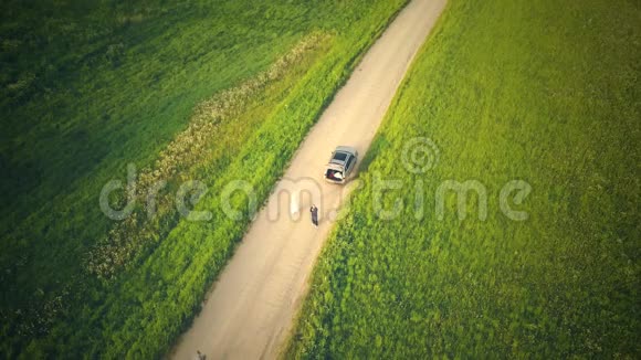 从乡村道路上的无人机俯视视频的预览图