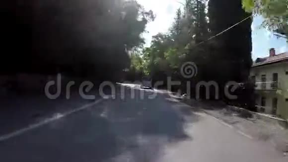 缠绕沥青路穿越森林场景汽车旅行蜿蜒的山路在绿树和美丽视频的预览图