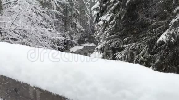 木桥在雪山森林中翻山越岭视频的预览图