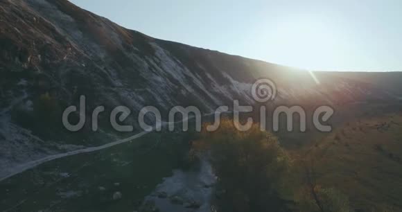 秋天山野景观的空中捕捉视频视频的预览图