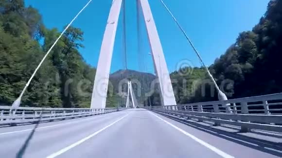 有电线的桥场景美丽的青山和蓝天穿过现代白色吊桥视频的预览图