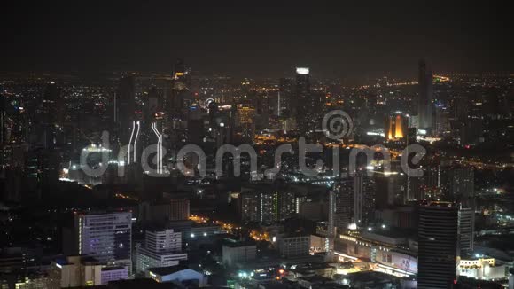 从上面可以看到夜景摩天大楼和道路上的交通城市风格视频的预览图
