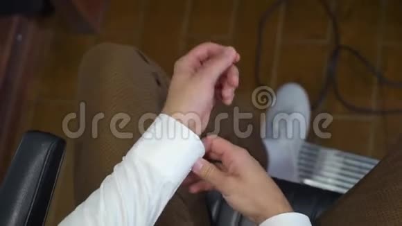 男士纽扣袖口链接袖口袖子豪华白色衬衫男人的手上贴着白色衬衫和袖扣客房视频的预览图