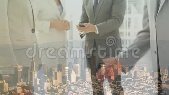 与城市的背景握手视频的预览图