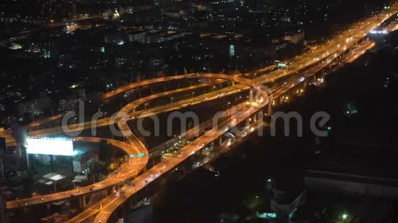 在夜间大城市的高速公路和桥梁上的汽车运动上文视视频的预览图
