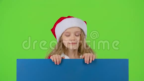 新年的孩子衣服从黑板后面跳出来显示没问题绿色屏幕视频的预览图
