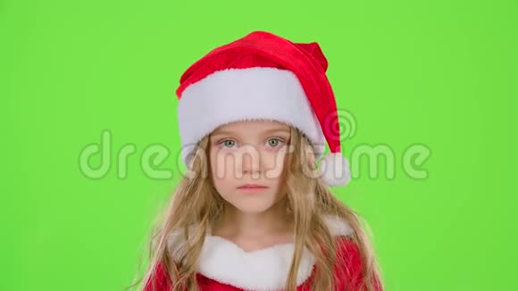 宝宝穿着漂亮的西装戴着红色新年帽微笑绿色屏幕视频的预览图