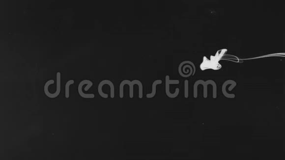 黑色背景上的白色喷墨白色油漆在水中的美丽动作视频的预览图