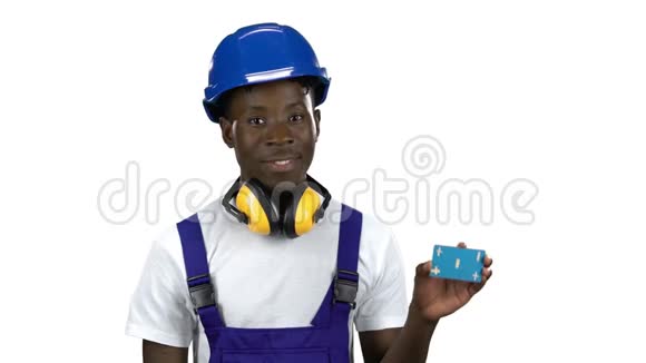 非裔美国人建筑工人举起蓝色卡片并显示出OKEY阿尔法通道视频的预览图