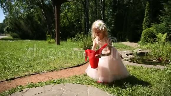 小女孩拿着红色的水缸视频的预览图