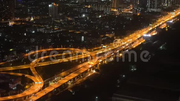 城市景观城市风貌桥上夜间交通鸟瞰图视频的预览图