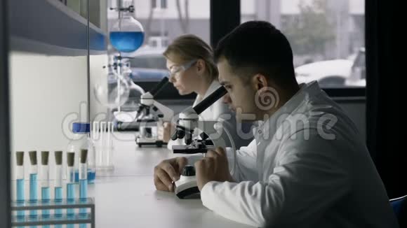 年轻科学家在显微镜中研究物质视频的预览图