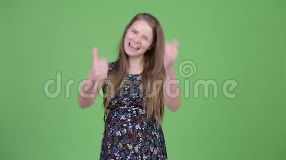 年轻快乐的孕妇竖起大拇指神情激动视频的预览图