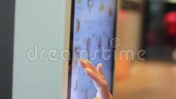女性手在触摸屏终端订购食品并在快餐店提供电子菜单视频的预览图