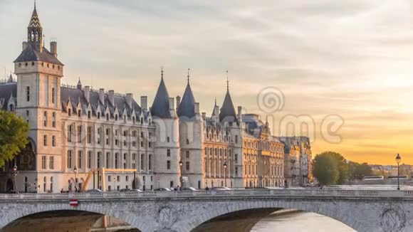 法国巴黎塞纳河和Concergerie河上的戏剧性日落视频的预览图