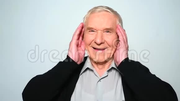 开朗的老人在白色的背景上尽情地笑着视频的预览图