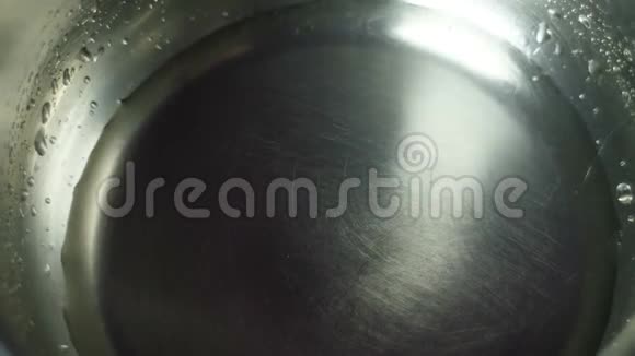 在厨房里糖被倒入钢碗里底部放着水做蛋糕视频的预览图