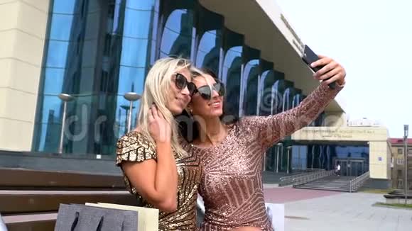 女朋友在城里用手机拍照斯特迪卡姆漂亮的女孩购物后购物狂自拍视频的预览图