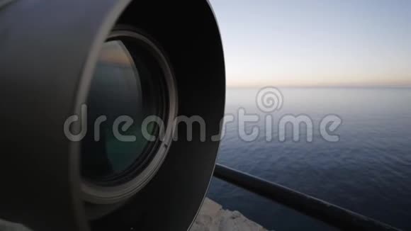 近距离拍摄的日落海反射进入望远镜镜头上的高高架观察甲板视频的预览图