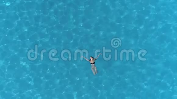 室外生活方式夏季假期在游泳池中为女孩提供清澈的水景视频的预览图