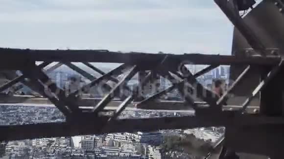 埃菲尔铁塔移动电梯的城市景观视频的预览图