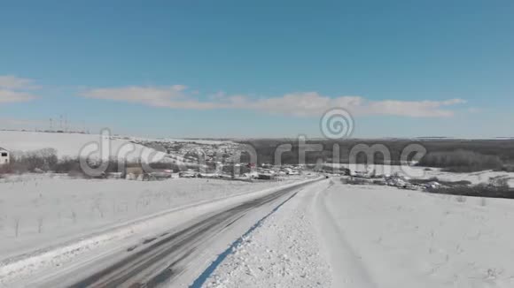鸟瞰冬季小村庄及道路冬季景观视频的预览图