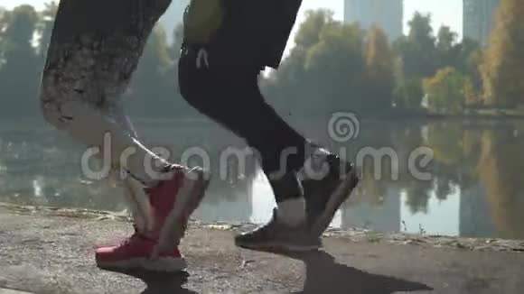 雌雄双腿在湖边奔跑视频的预览图