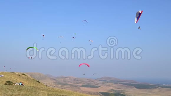 在田野上飞行滑翔伞的景观夏季视频的预览图