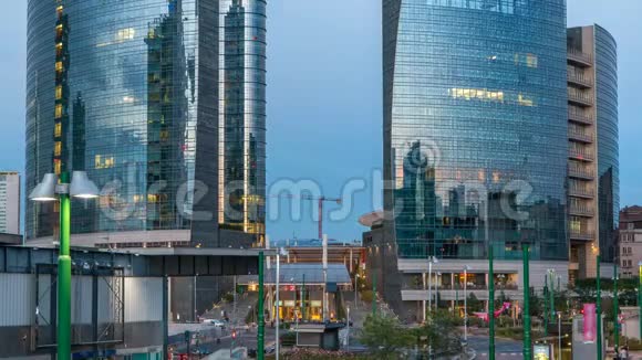 米兰的天际线与现代摩天大楼在意大利米兰的诺瓦港商业区日夜交替视频的预览图