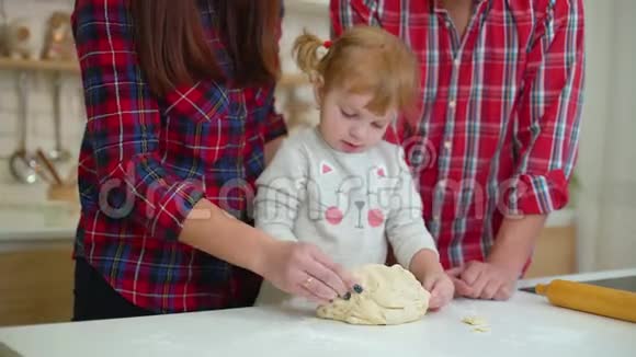 三个幸福的家庭一起做有趣的烹饪视频的预览图