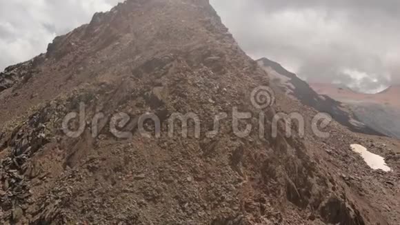 高加索山脉的4K鸟瞰图视频的预览图