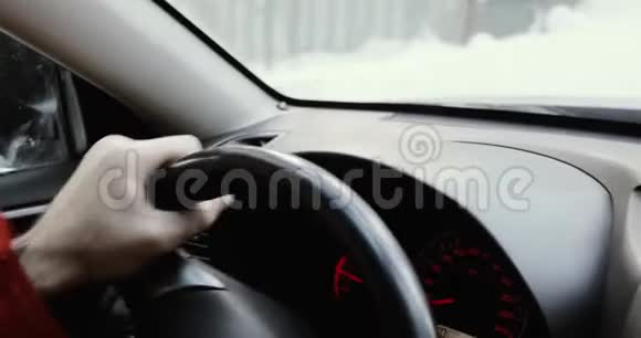 人手在方向盘上的特写开车的人视频的预览图