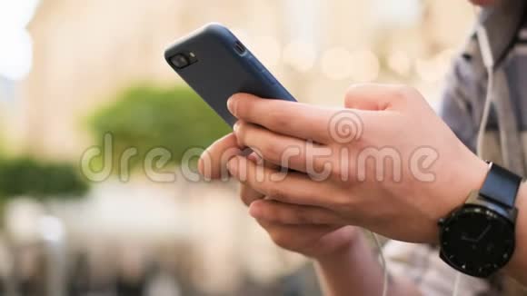 年轻人使用智能手机通过社交媒体滚动设备检查邮件阅读新闻应用程序博客视频的预览图
